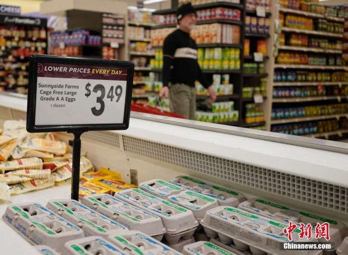 资料图：一名顾客从美国加州圣马特奥县一家超市的鸡蛋货柜前经过。 <a target='_blank' rel=