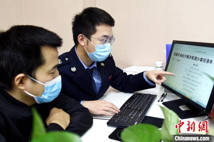 纳税人在办税服务大厅咨询办理成渝涉税通办事项。　四川税务供图