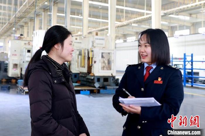 税务干部深入企业公司宣传税惠政策。　四川税务供图