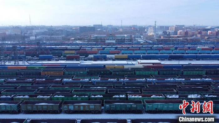 2022年12月2日，阿拉山口站编组场内，出入境货物列车及中欧班列在这里集结待出发。　陈乾 摄
